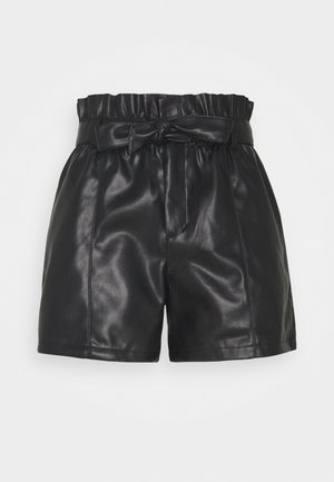Shorts noirs taille haute en simili cuir avec ceinture froncée et nœud à l'avant, texture lisse et détails de couture à l'avant.
