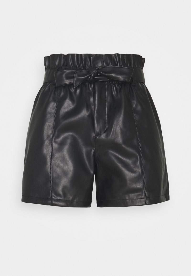 Svarta högmidjade shorts i konstläder med veckad midja och knytdetalj framtill, slät textur och främre sömdetaljer.