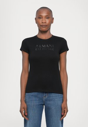 T-shirt preto de manga curta com decote redondo, apresentando um logo brilhante "ARMANI EXCHANGE" na frente. Tecido macio e ajustado.