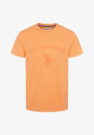 Rövid ujjú narancsszínű pamut póló, U.S. Polo Assn. logóval tónusos nyomattal, kerek nyakkivágással és egyenes szabással.