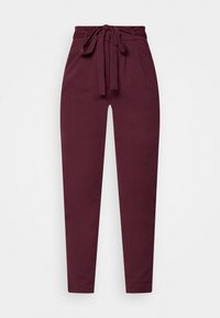 Burgunderfarbene Hose mit hoher Taille, Bindegürtel und schmal zulaufenden Beinen. Glatte Stofftextur, seitliche Taschen und kein sichtbarers Zubehör.