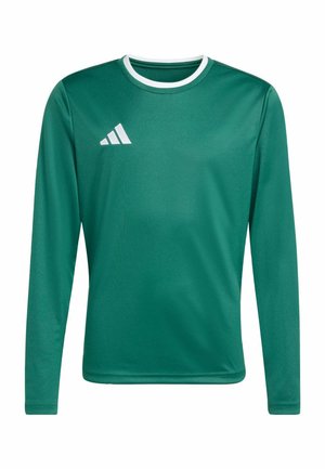 Zielona sportowa koszulka z długim rękawem, białym wykończeniem przy okrągłym dekolcie i białym logo Adidas na górze piersi, na jednolitym białym tle.