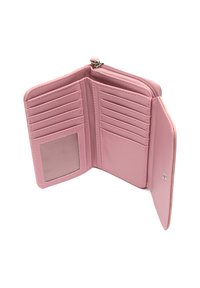 Billetera de imitación cuero rosa con cierre de cremallera, que cuenta con múltiples ranuras para tarjetas, una ventana para identificación y una textura suave.
