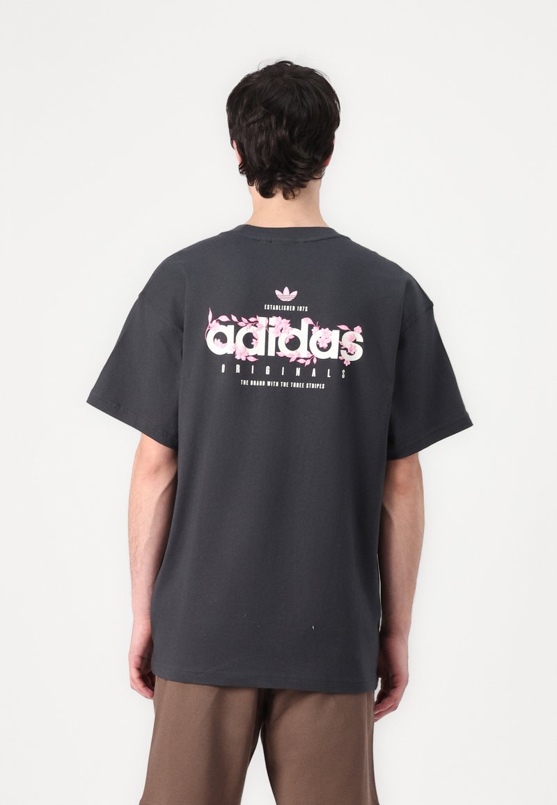 adidas Originals - FLORAL GRAPHIC TEE UNISEX - Print T-shirt - carbon base, Enlarge