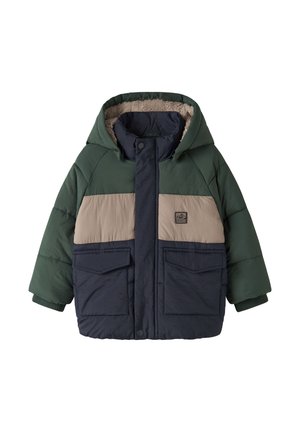Kinder-Steppjacke in Grün, Beige und Marinefarben mit Kapuze, Vordertaschen und knopfverschlossenem Reißverschluss, gefüttert mit weichem Fleece.