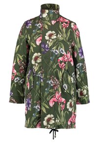 Manteau imprimé floral avec un col montant, une base verte et des fleurs colorées. Comprend une taille à cordon de serrage et des poches latérales. Le tissu a une texture lisse.