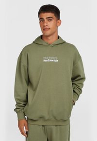 Olivengrøn hættebluse lavet af blødt materiale, med en front kangaroo-lomme og ribbede cuff, med "The Future Surf Society" trykt i hvid.