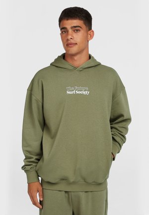 Olijfgroene hoodie van zacht materiaal, met een voorste kangoeroezak en ribgebreide manchetten, met "The Future Surf Society" in het wit gedrukt.
