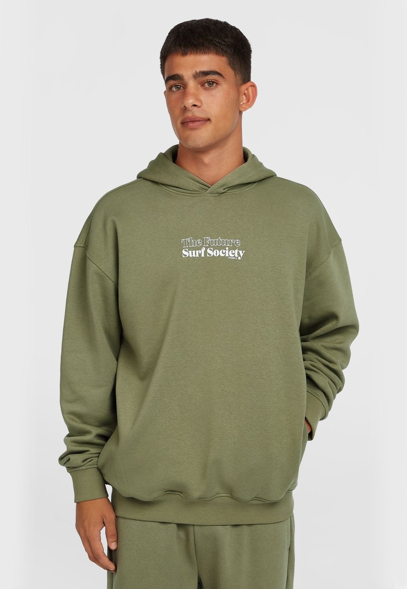 Olijfgroene hoodie van zacht materiaal, met een voorste kangoeroezak en ribgebreide manchetten, met "The Future Surf Society" in het wit gedrukt.