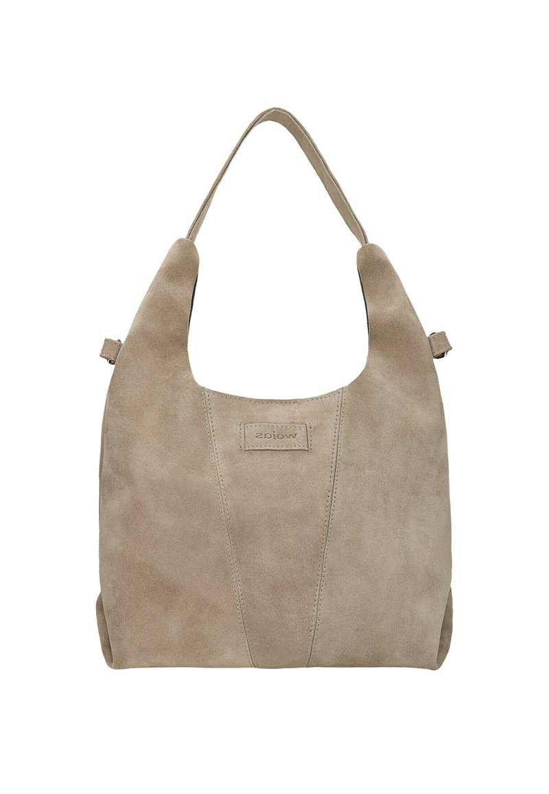 Sac à épaule en suede beige avec une forme douce et arrondie, des accents cousus et une fermeture à rabat. Il dispose d'une poignée courte pour un transport facile.