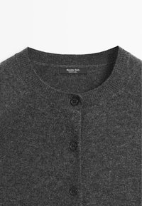 Cardigan in lana grigia con scollo rotondo, caratterizzato da quattro bottoni neri, polsini a coste e una superficie liscia. Etichetta: Massimo Dutti.