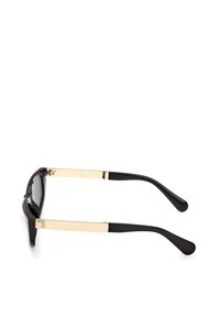 Ochelari de soare negri cu un design elegant și curbat. Accente din metal auriu pe brațele templelor, dotate cu vârfuri din plastic negru pentru confort.
