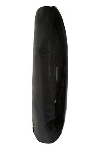 Úzké černé pouzdro na laptop se zipem, zobrazené ve vzpřímené poloze na bílém pozadí.