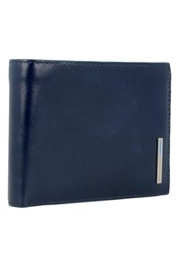 Portafoglio in pelle blu con una texture liscia, design a due pieghe, bordi cuciti e un accento di logo metallico sulla parte frontale.