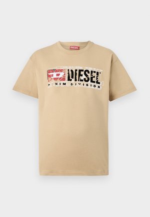 Beige medvilnės marškinėliai su nusidėvėjusiu grafiniu spausdinimu, kuriame užrašai "DIESEL" ir "DENIM DIVISION" juoda ir raudona spalvomis. Klasikiniai trumpi rankoviai ir apvalus kaklas.