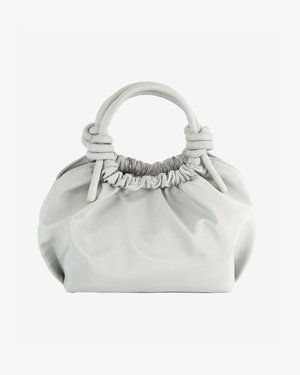 Geantă moale de culoare gri deschis, cu un vârf plisat și mânere rotunde învelite în material asortat, decorate cu noduri.