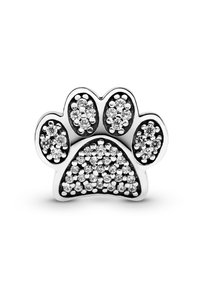 Ciondolo a forma di impronta d'animale in argento con accenti di zirconia cubica, caratterizzato da una superficie liscia e tre dita arrotondate, su uno sfondo di smalto nero.