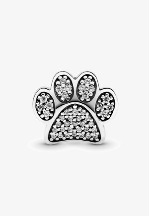 Charm en forme d'empreinte de patte en argent avec des accents en zircon cubique, présentant une texture lisse et trois orteils arrondis, sur un fond en émail noir.