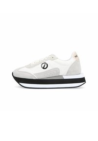 Lichtgrijze en witte sneakers van suede en textiel, met een zwarte rubberen zool, ronde vorm en een logodetail aan de zijkant.