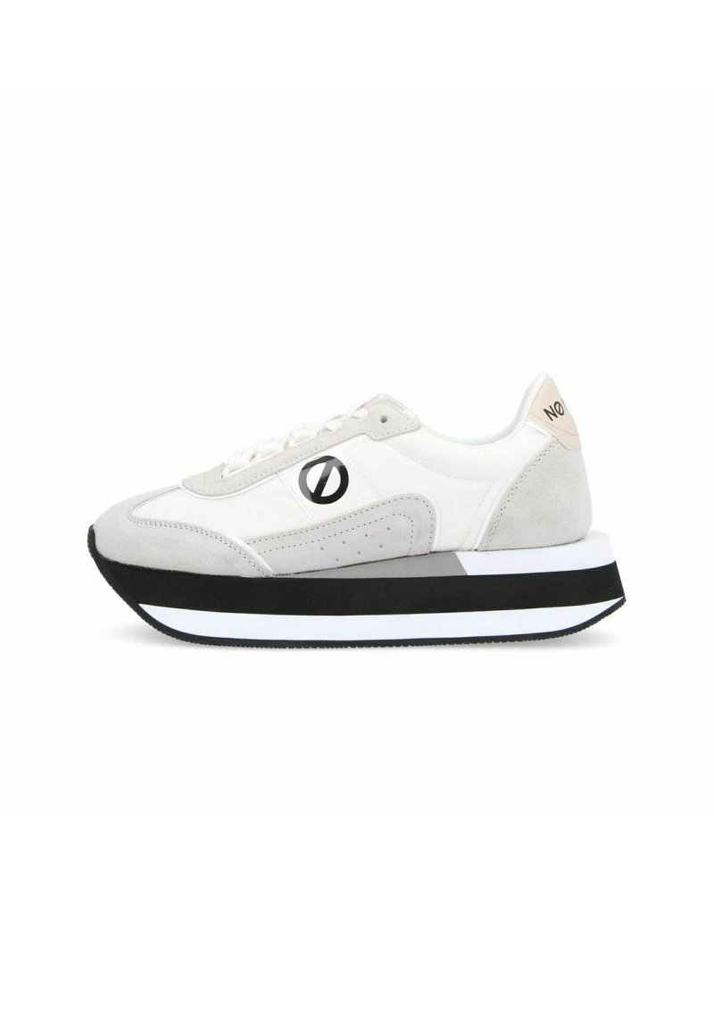 Lichtgrijze en witte sneakers van suede en textiel, met een zwarte rubberen zool, ronde vorm en een logodetail aan de zijkant.