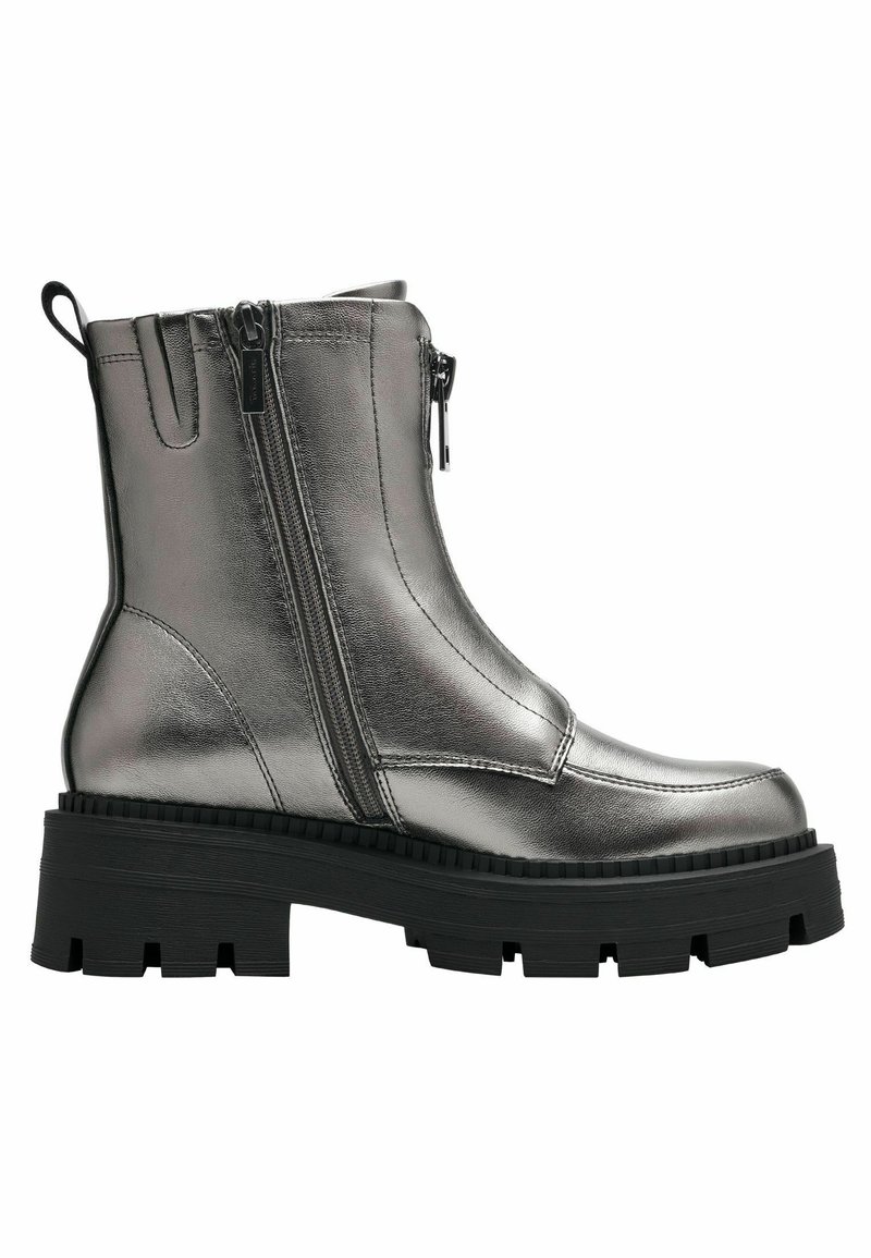 Bottine argentée métallique avec des zips sur les côtés, bout rond, semelle en caoutchouc noir épaisse et dessus texturé lisse.