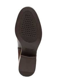 Suola di una scarpa Geox marrone scuro che mostra il motivo di aderenza, tacco rettangolare e "GEOX Italian Patent" stampato vicino all'arco.