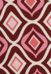Tissu à motifs présentant un design géométrique de diamants alternés dans des teintes de rose et de rouge, sur un fond crème avec des contours foncés.