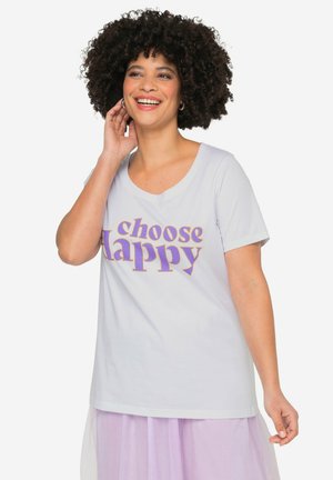 Lyslilla T-shirt med teksten "choose Happy" i teksturerede, farverige bogstaver. Korte ærmer og en vid halsudskæring, parret med en tylskørt.