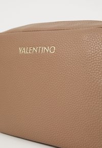 Valentino Bags BRIXTON - Mala a tiracolo - taupe