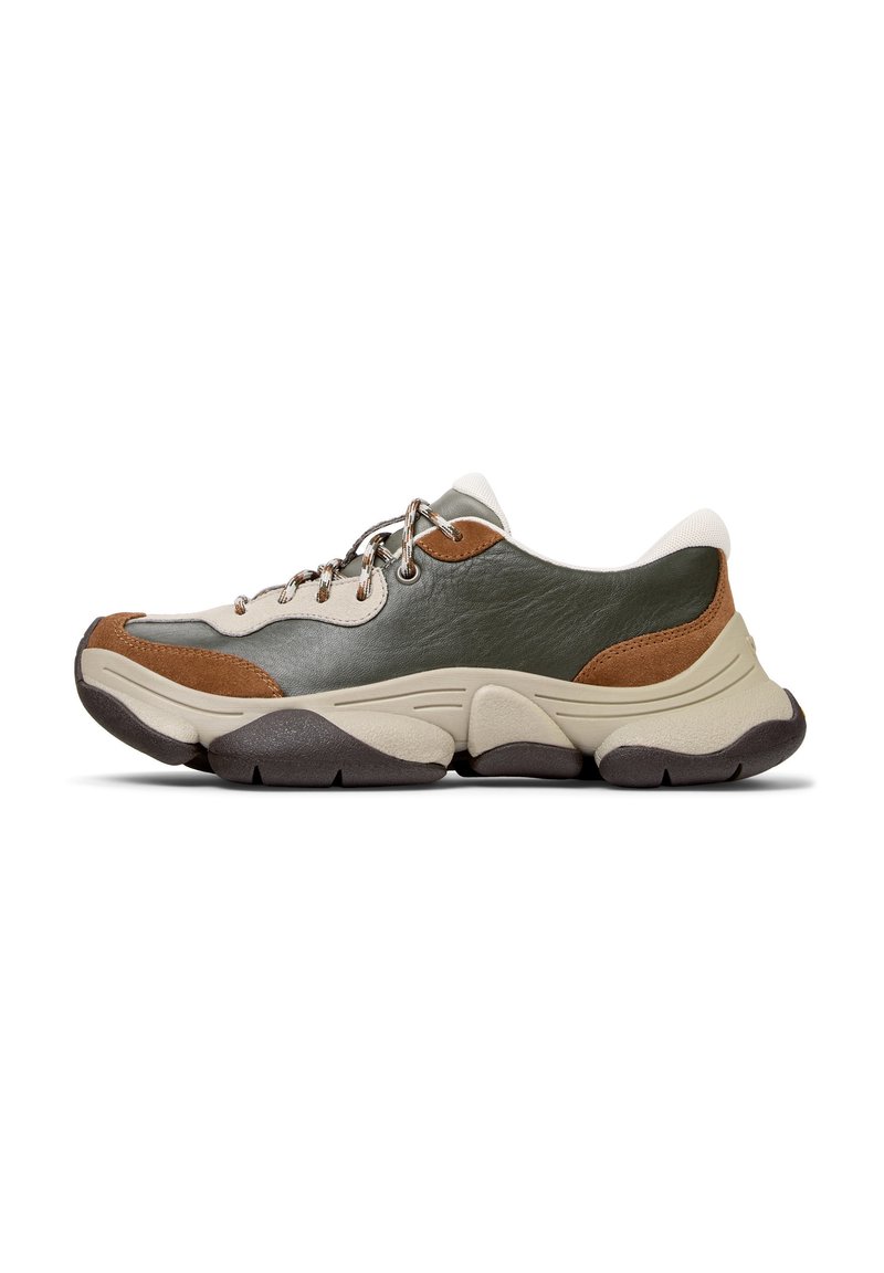 Sneaker che presentano un mix di pelle verde, tessuto beige e dettagli in suede marrone, con una suola spessa e testurizzata e lacci metallici.