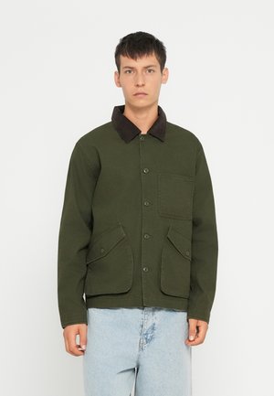 Dunkelgrüne Jacke mit einem braunen Cordkragen, mit Knopfverschluss, zwei großen aufgesetzten Taschen und einem lässigen Schnitt.