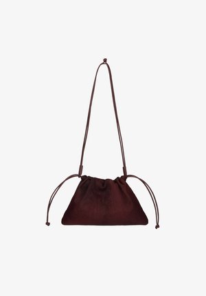 Bolsa de ante marrón con textura suave, forma triangular y correas ajustables para una versatilidad de uso.