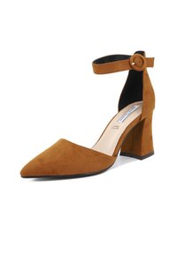 Scarpa con tacco alto in suede marrone, con punta affusolata e cinturino alla caviglia, dotata di un tacco a blocco per maggiore stabilità. Texture liscia e design semplice.