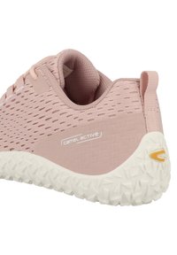 Sneaker rose clair avec tige en mesh respirant, côté latéral texturé, talon renforcé pour le soutien et semelle en caoutchouc blanche avec motif de grip.
