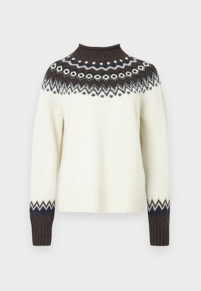 Striktrøje med en cremet krop, mørkebrun høj hals og mønstret yoke med geometriske designs i hvid, blå og mørkebrun.