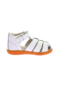 Vita lädersandal med tre horisontella remmar och en orange gummisula. Justerbar Velcro-rem för säker passform. Öppen tå-design.