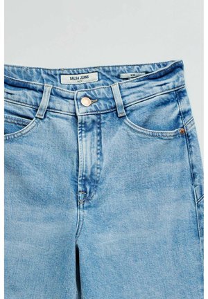 Jean en denim bleu clair avec bouton à l'avant, poches, passants pour ceinture et étiquettes visibles indiquant la marque et la taille.