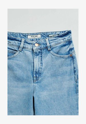 Jean en denim bleu clair avec bouton à l'avant, poches, passants pour ceinture et étiquettes visibles indiquant la marque et la taille.
