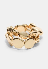 Bracciale dorato con forme interconnesse lisce e arrotondate di diverse dimensioni per un aspetto texturizzato. La superficie riflettente ne esalta la brillantezza.