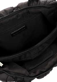 Sort polstret clutch taske med indvendig lynlås lomme, satin finish og blød foring. Har et lille mærke syet indeni.