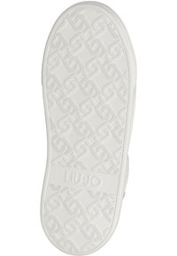 Sole di scarpa bianca con motivo a catena intrecciata e nome del marchio "LIU JO" impressa al centro.