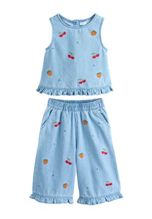 Set pentru copii format din top fără mâneci bleu deschis și pantaloni scurți cu talie elastică, brodat cu cireșe și portocale și tivuri cu volane.