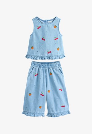 Set pentru copii format din top fără mâneci bleu deschis și pantaloni scurți cu talie elastică, brodat cu cireșe și portocale și tivuri cu volane.