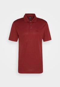Polo manches courtes rouge sombre avec trois boutons et un petit logo discret sur le côté gauche de la poitrine.