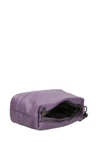 Borsa a tracolla in pelle viola di forma rettangolare, con chiusura a zip, superficie testurizzata e dettagli in metallo argentato. Interno nero.