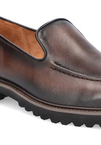 Brązowe skórzane buty wsuwane z detalami w postaci przeszyć, zaokrąglonym czubkiem oraz gumową podeszwą z postrzępionym brzegiem dla lepszej przyczepności.