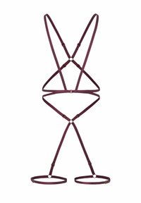 Burgundowy elastyczny uprząż z przeplatanymi paskami tworzącymi wzór X, regulowanymi pętlami i szczegółami w kolorze złotym.