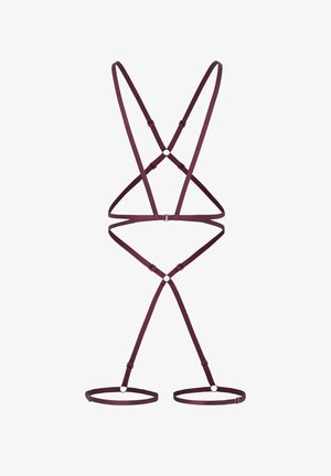 Burgunderfarbener elastischer Gurt mit ineinander verschlungenen Riemen, die ein X-Design bilden, verstellbaren Schlaufen und Details aus goldfarbenem Metall.