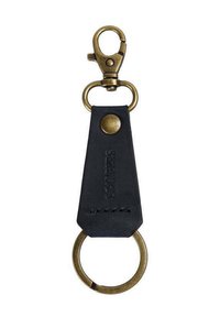Porta llaves de cuero negro con un gancho de latón en la parte superior y un anillo metálico en la parte inferior, que presenta un logotipo grabado y detalles de costura.