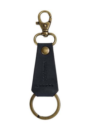 Porta llaves de cuero negro con un gancho de latón en la parte superior y un anillo metálico en la parte inferior, que presenta un logotipo grabado y detalles de costura.